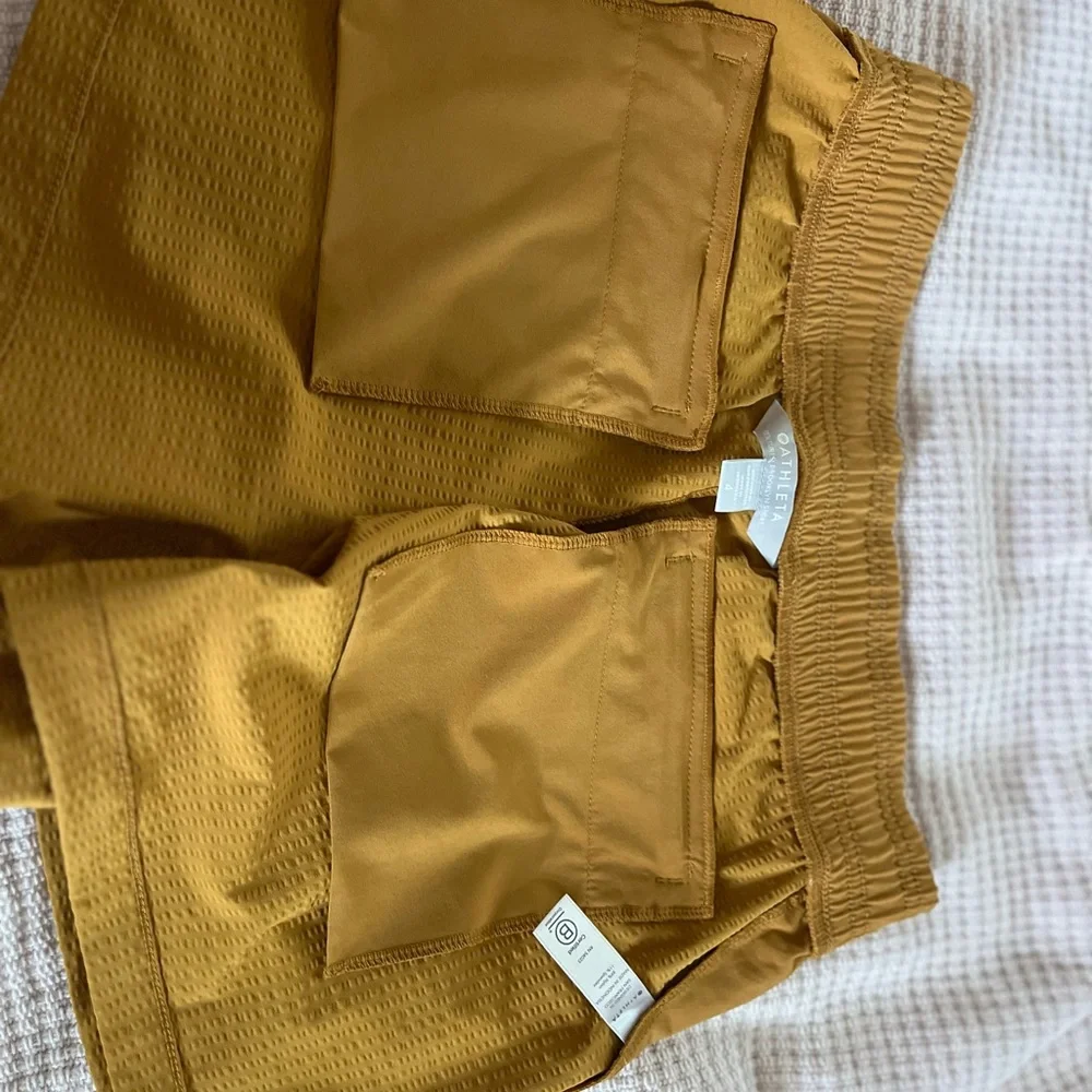 Athleta Textured Brooklyn Short in Tuscan Gold Womens 4 - Picture 11 of 12